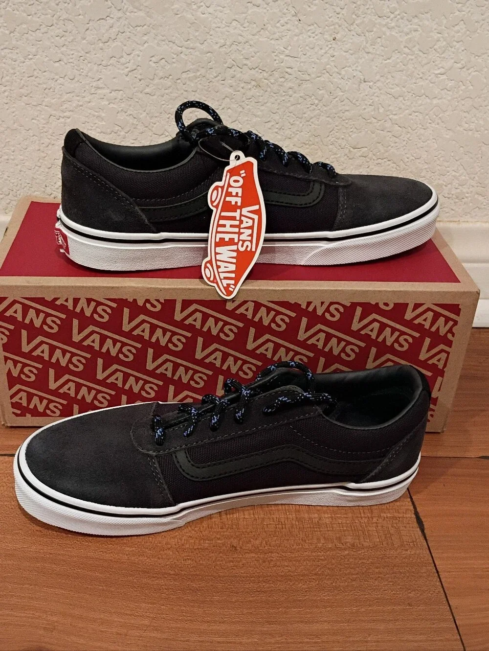 Vans - Picture 3 of 4